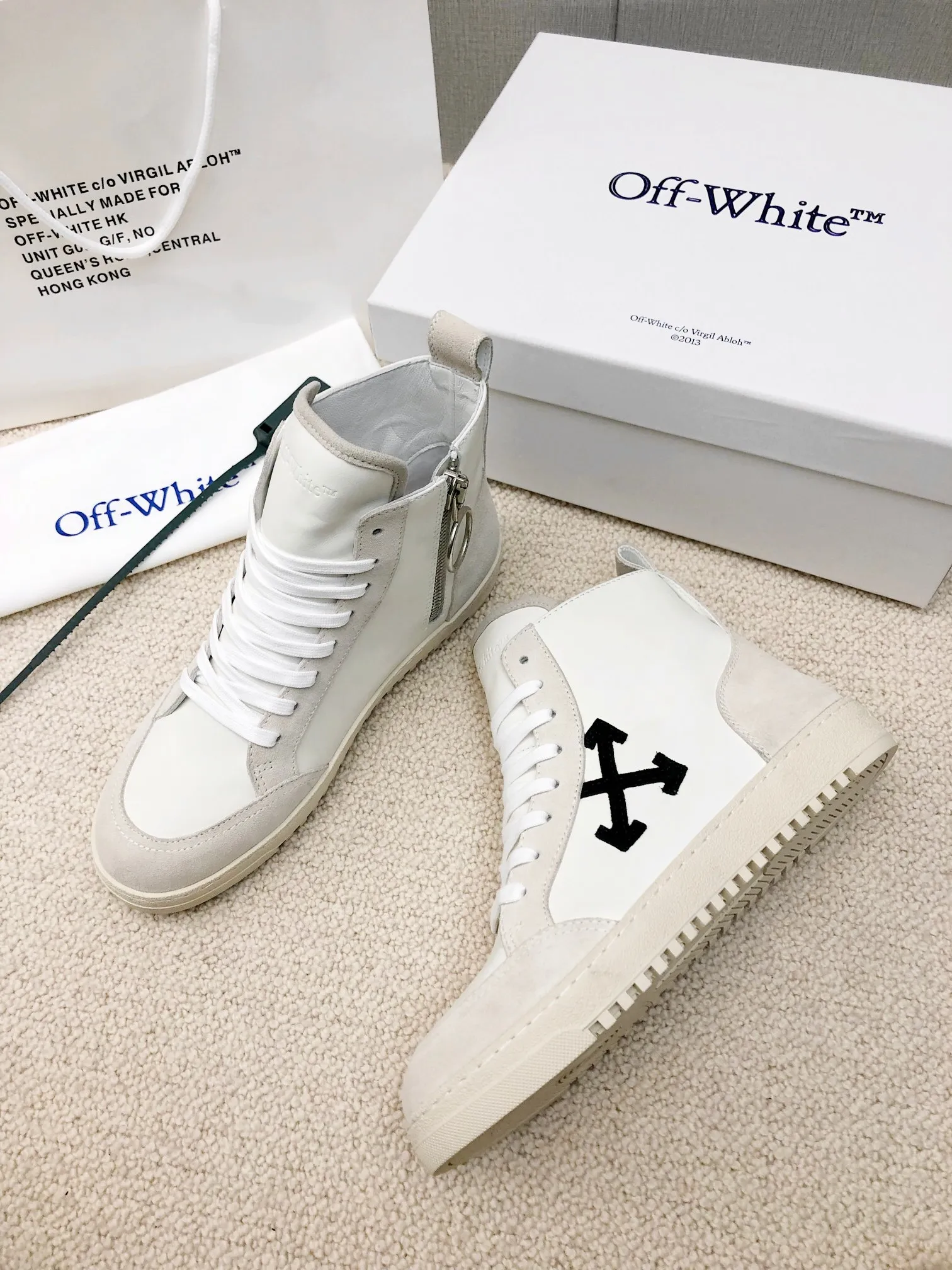Men's men's shoes P540! 🌈🌈OFF WHITE🌈🌈 ⚡️Couple model⚡️🍓New color🍓 👉Ex-factory price: 130-45 The latest Gaobang street casual Martin style masterpiece, released the highest quality version on the market 👊 Series original mold opening, original lasting, production technology 1:1 original ➰🔜The best choice for more and more celebrities and Internet celebrities🔸In classics Change🔸Innovate in the trend🔸Strive to break away from the shackles of bad street design🔝Although he is not the originator of fashion design, he is definitely a shining dark horse in avant-garde design🐴🆙Do not follow the trend🔅Not universal beauty🔅 Fabric💯First-layer cowhide/suede Lining💯cowhide lining Foot pad💯Original molded high-elastic environmentally friendly molding pad Midsole💯Original lasting process Outsole💯Rubber outsole Packaging💯Full set of packaging synchronized with the official website (brand wrapping paper, brand certificate, brand cloth bag)